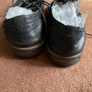 Matalan men’s black leather brogues - Image 3