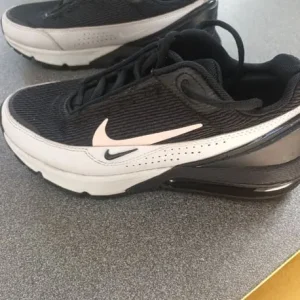 Nike Air Max Junior Size 3.5 UK - Image 2