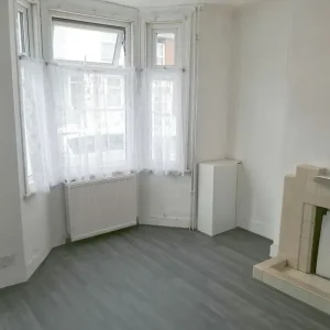 3-bedroom terrace house in Portland, Castletown - Image 3