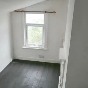 3-bedroom terrace house in Portland, Castletown - Image 8