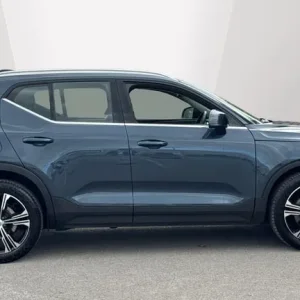 2018 Volvo XC40 2.0 T4 Inscription Pro 5-door AWD Estate - Image 3