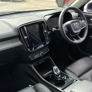 2018 Volvo XC40 2.0 T4 Inscription Pro 5-door AWD Estate - Image 4
