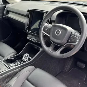 2018 Volvo XC40 2.0 T4 Inscription Pro 5-door AWD Estate - Image 5