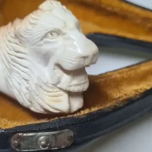 A vintage lion's head meerschaum pipe in original case - Image 3
