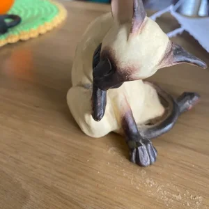 Enesco Siamese cat statue - Image 3