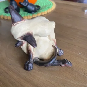 Enesco Siamese cat statue - Image 4
