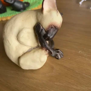 Enesco Siamese cat statue - Image 5