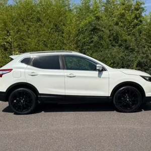 2014 Nissan Qashqai 1.2 DIG-T Tekna 5-door SUV - Image 3