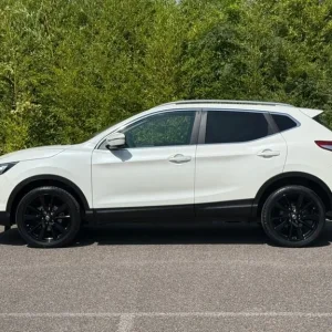 2014 Nissan Qashqai 1.2 DIG-T Tekna 5-door SUV - Image 4