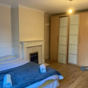 1 bedroom room in a shared house - Image 2