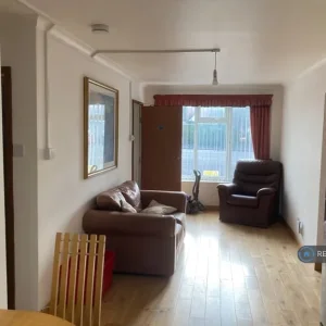 1 bedroom room in a shared house - Image 6