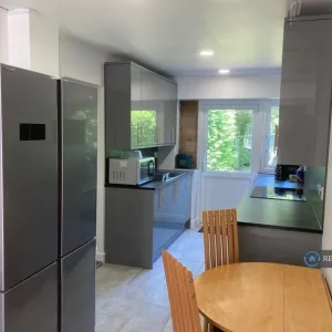 1 bedroom room in a shared house - Image 8