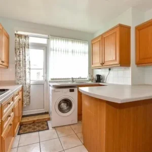 Double Room in RM11 1PH - Image 2