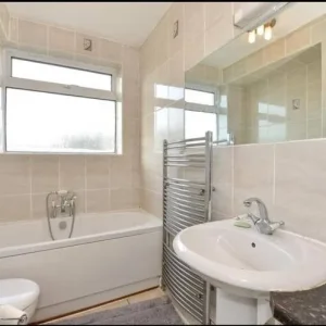 Double Room in RM11 1PH - Image 3
