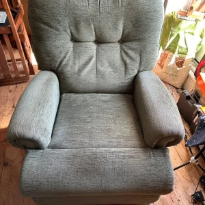 Green manually operated recliner - Image 2