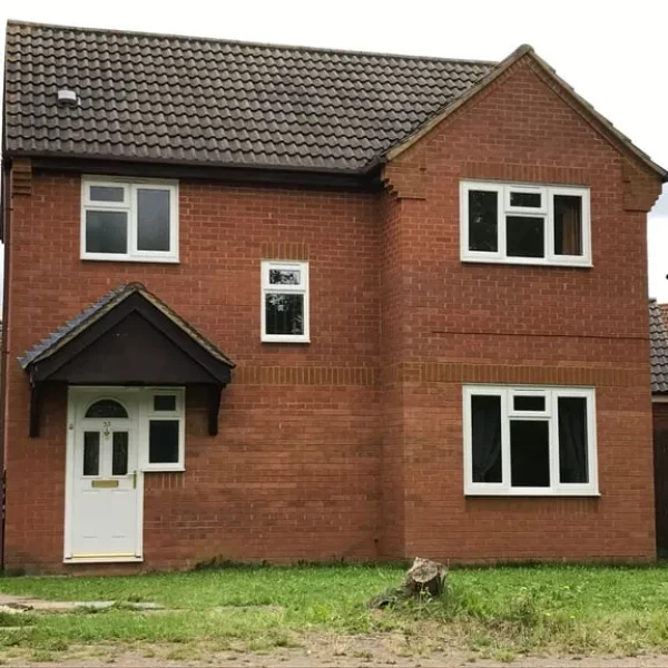 3 bed detached house with conservatory and garden