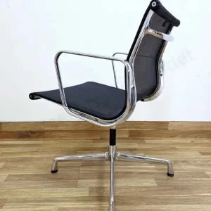 Vitra EA 108 all mesh meeting chair - Image 2
