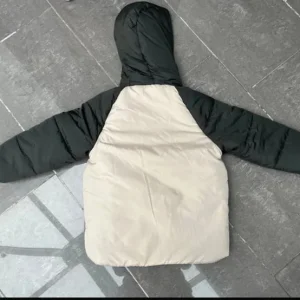 Boys new puffer jacket size 5-6 years - Image 3