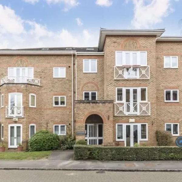 2 bedroom ground floor flat in Trematon Place, TW11
