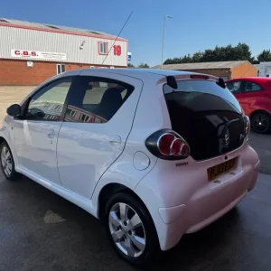 2013 Toyota Aygo 1.0 VVT-i Fire Euro 5 5-door hatchback petrol manual - Image 4