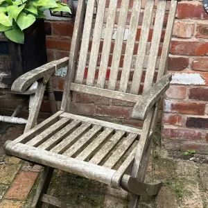 Wooden garden table and 2 folding chairs - Image 2