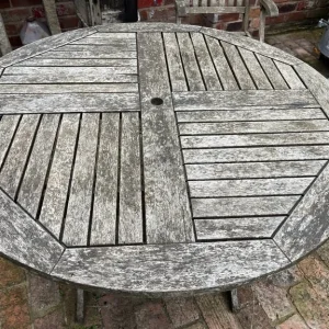 Wooden garden table and 2 folding chairs - Image 3