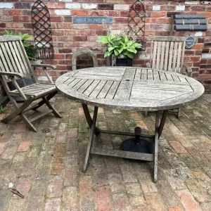 Wooden garden table and 2 folding chairs - Image 4