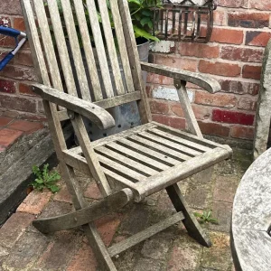 Wooden garden table and 2 folding chairs - Image 5
