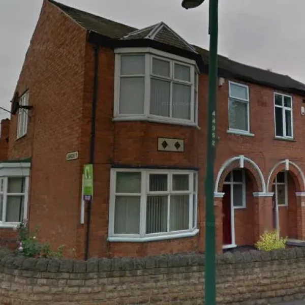 Fully furnished 4/5 bed house with garden