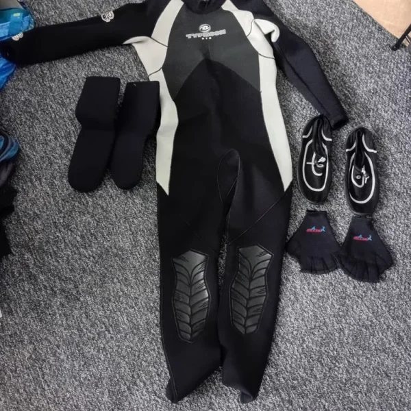 Men's wetsuit and paddle gear