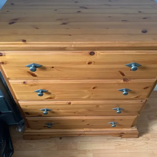 4 Chest of drawers