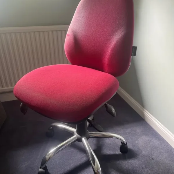 Office chair with 5-point adjustment and castors