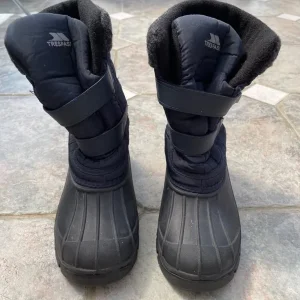 Trespass children’s snow boots size 3