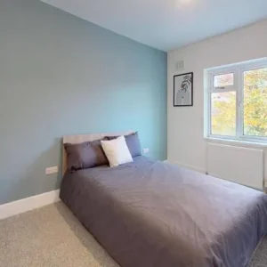 Refurbished 6-bedroom house with two bathrooms and new furnishings - Image 2