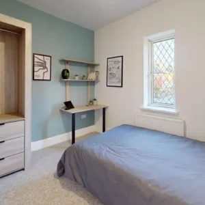 Refurbished 6-bedroom house with two bathrooms and new furnishings - Image 3