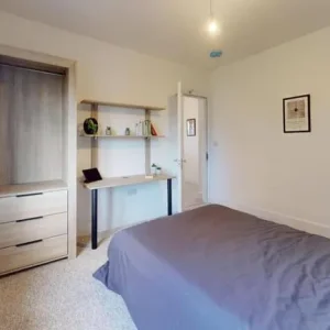 Refurbished 6-bedroom house with two bathrooms and new furnishings - Image 4