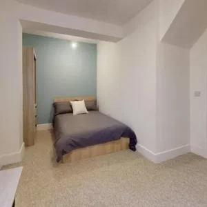 Refurbished 6-bedroom house with two bathrooms and new furnishings - Image 5