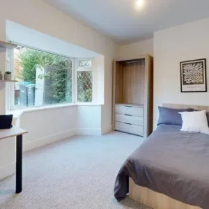 Refurbished 6-bedroom house with two bathrooms and new furnishings - Image 6