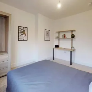 Refurbished 6-bedroom house with two bathrooms and new furnishings - Image 7