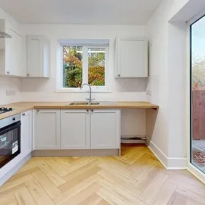 Refurbished 6-bedroom house with two bathrooms and new furnishings - Image 8