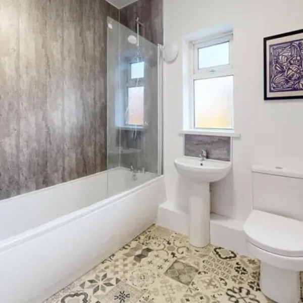 Refurbished 6-bedroom house with two bathrooms and new furnishings