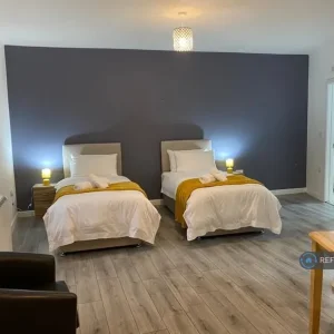 1 bedroom top-floor room with en-suite