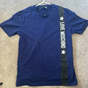 Moschino Men's Love T-Shirt Size M Dark Blue/Purple