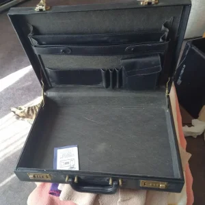 Combination lock briefcase - Image 2