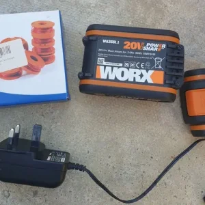 WORX GARDEN STRIMMER WITH 2 BATTERIES - Image 2