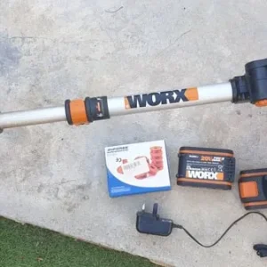 WORX GARDEN STRIMMER WITH 2 BATTERIES