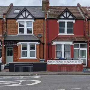 5 bedroom house with garden, Queensbury, Cumberland Road - Image 2