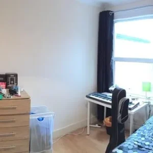5 bedroom house with garden, Queensbury, Cumberland Road - Image 3