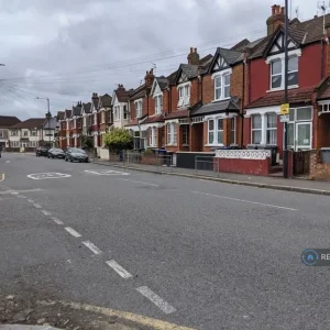 5 bedroom house with garden, Queensbury, Cumberland Road - Image 5