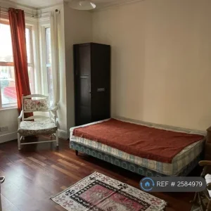5 bedroom house with garden, Queensbury, Cumberland Road - Image 6